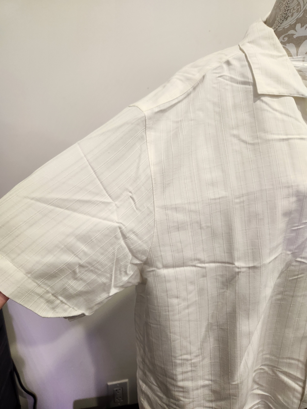 Men's Short-Sleeve White Casual Button-Down Shirt with Chest Pocket - Picture 2 of 3